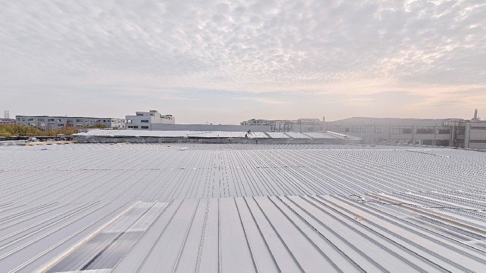 在多雨的江浙滬地區(qū)，關(guān)于光伏屋面，是選擇tpo光伏屋面夾芯板還是直立鎖邊屋面夾芯板？